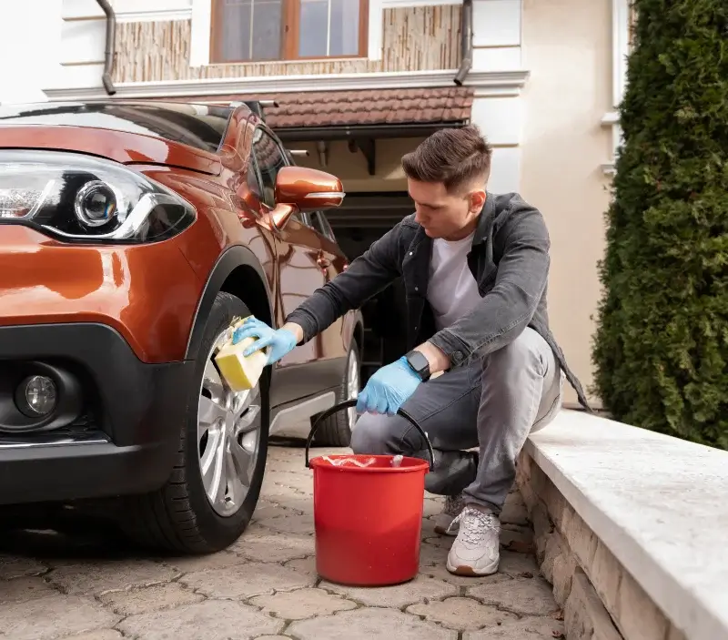 Lavage auto à domicile Riorges : professionnel intervenant sur un véhicule